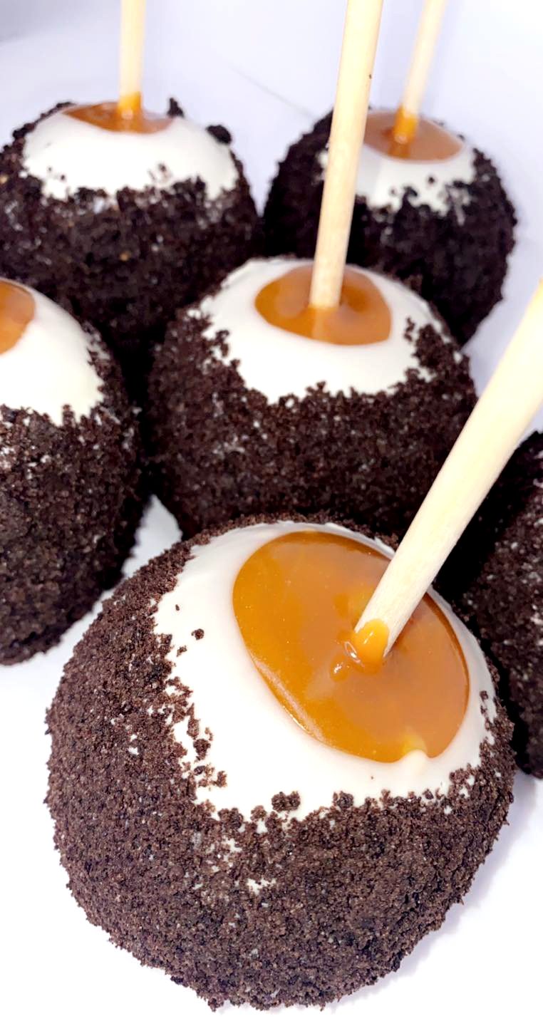 Cookies and cream caramel apples with Oreo crumb coating and white chocolate